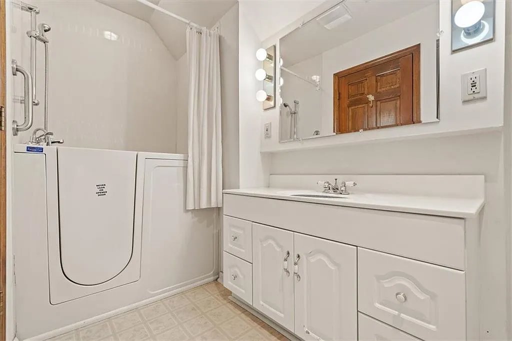 Upstairs Bathroom - before