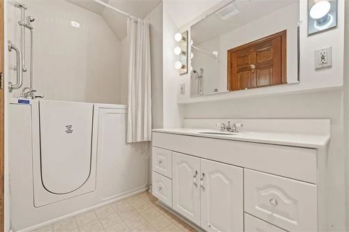 Upstairs Bathroom - Before